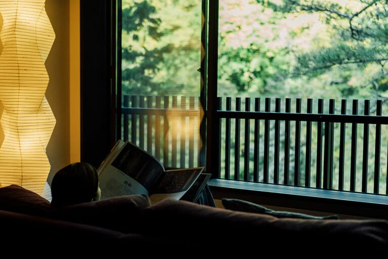 部屋のカウチソファはごろごろできる大きさ。