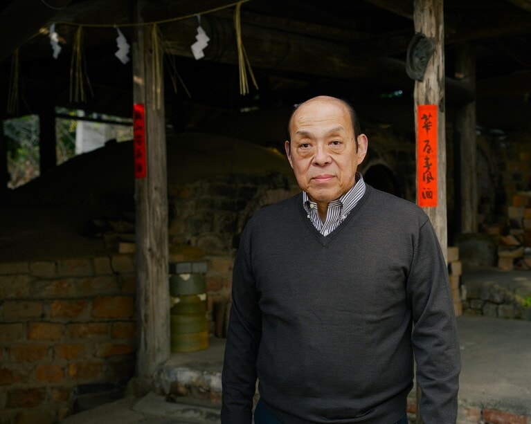 十五代沈壽官さん●1959年生まれ。早稲田大学卒業後、京都での修業を経て、イタリア国立美術陶芸学校に学ぶ。1999年に十五代を襲名、先祖伝来の「白薩摩」「黒薩摩」の美意識を継承しながら、新たな感性の作品づくりにも挑戦している。