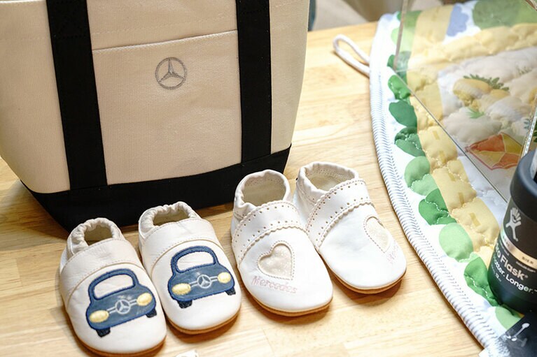 一足一足、丁寧にハンドメイドされたMercedes-Benz × ALKAのベビーシューズ。素材選びから木型までこだわり抜いたALKA(アルカ)のメルセデスオリジナルのデザインだ。