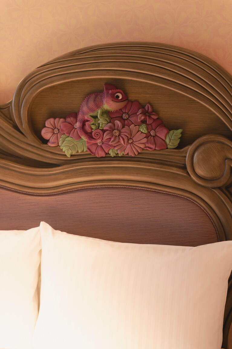 ヘッドボードにはパスカルの装飾。