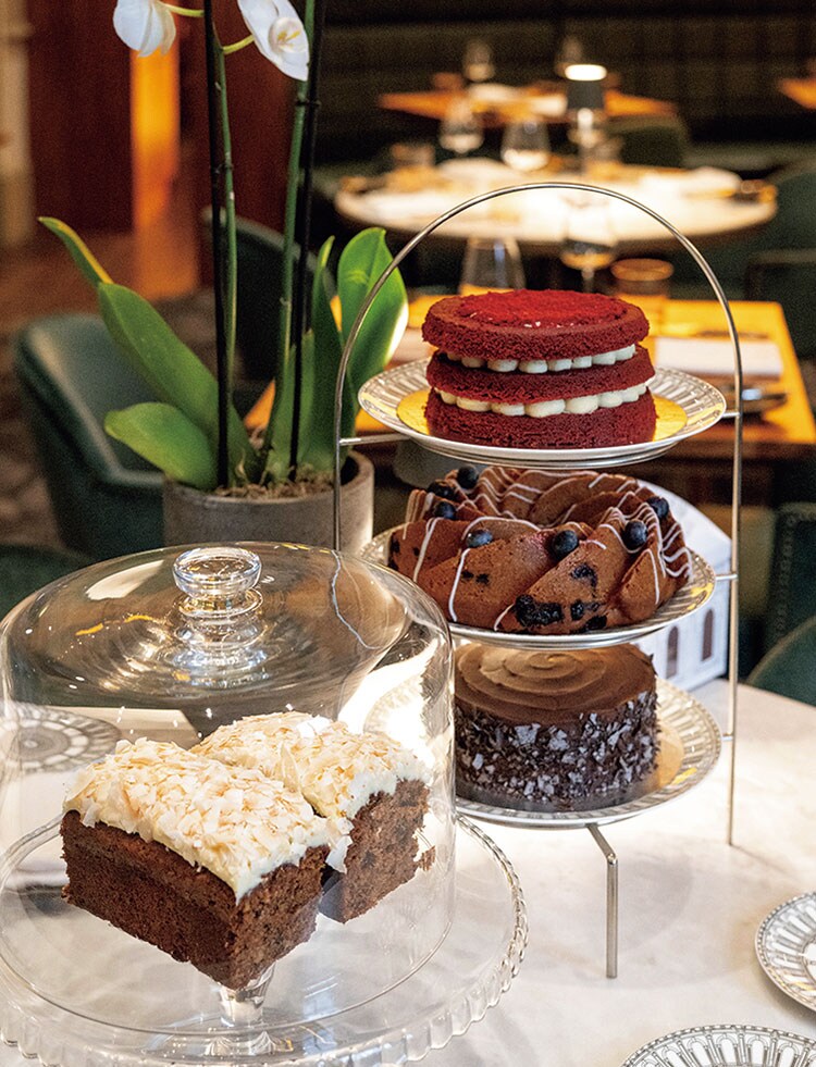 素朴で美味しい焼き菓子で締める。持ち帰り用ボックスにもひと工夫あり。