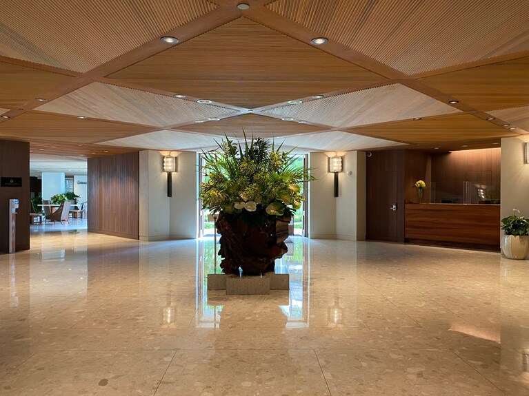 ロビー中央には樹齢130年で一度倒れた有名なキアヴェツリーを再利用したフラワーベースがあります。John Kogaさんの作品。