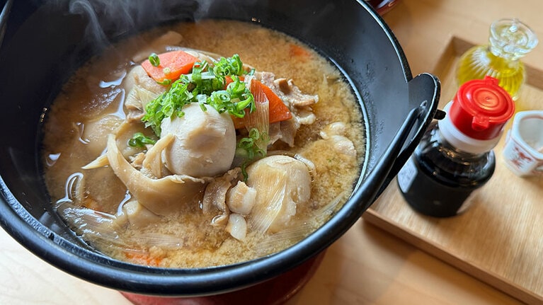 鍋ごと提供される芋の子汁は最後までアツアツ。雪国らしい心遣い。