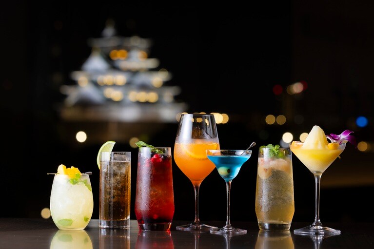 ライトアップされた大阪城を望み、美味なる料理とオリジナルカクテルなどを味わうことができる。