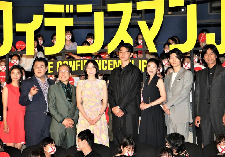 2019年5月、映画『コンフィデンスマンJP ロマンス編』の初日舞台挨拶に出席した（左から）織田梨沙、小手伸也、小日向文世、長澤まさみ、東出昌大、竹内結子、三浦春馬、江口洋介　©︎時事通信社
