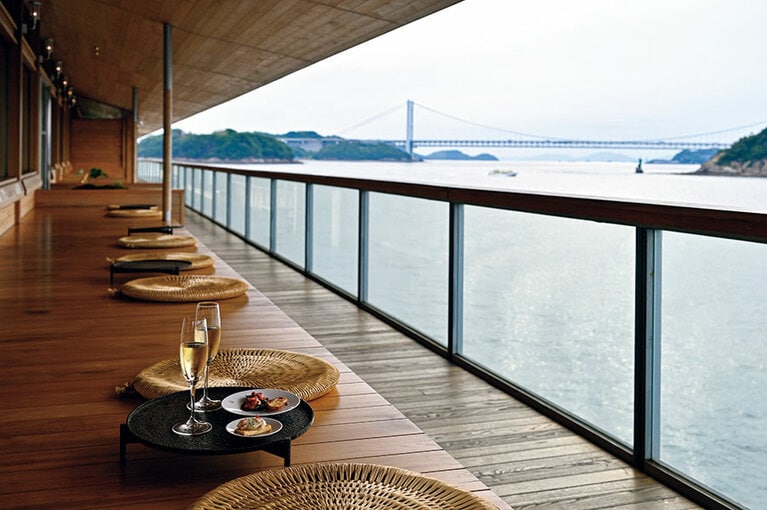 切妻屋根の軒下に設けられた縁側。