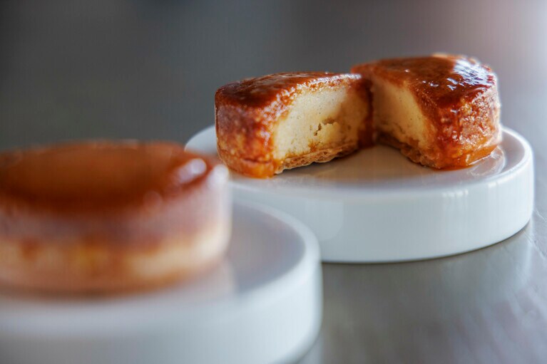 注目スイーツのひとつ「ガトー・ベシャメルby 後藤裕一氏」は、シンプルなスイーツだからこそ、後藤氏の卓越したパティシエ技術が生み出す絶妙なバランスに驚かされる逸品。