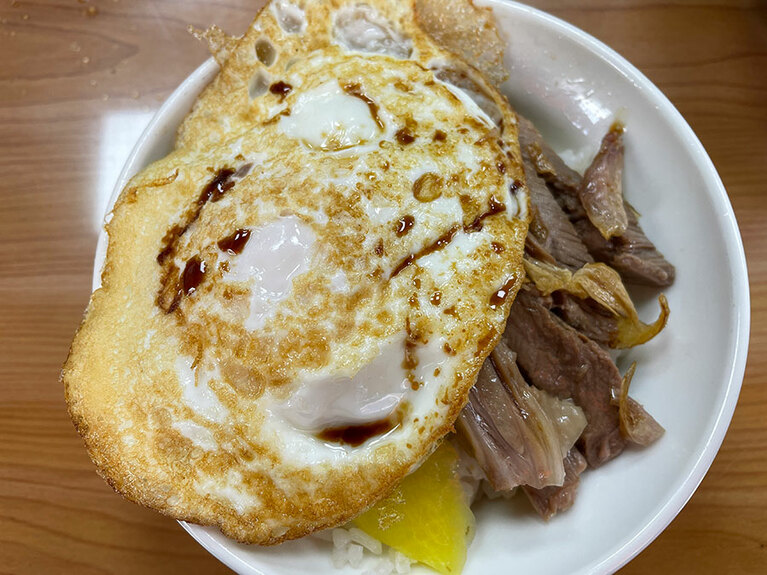 鶏片飯60元。目玉焼きのトッピングは1つ15元。