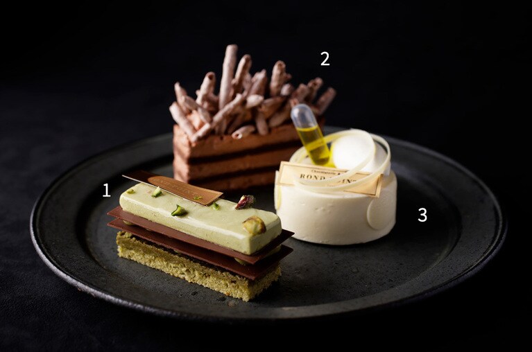 1：「グランピスターシュ」多彩な食感と力強い風味が魅力のピスタチオのケーキ。 691円。
2：「チョコレートショートケーキ」カカオマスの香り際立つふんわりショートケーキ。 648円。
3：「チーズケーキ ア・マ・ファソン」ベイクド、レア、ムースから成る3層チーズケーキにオリーブオイル添え。 669円。