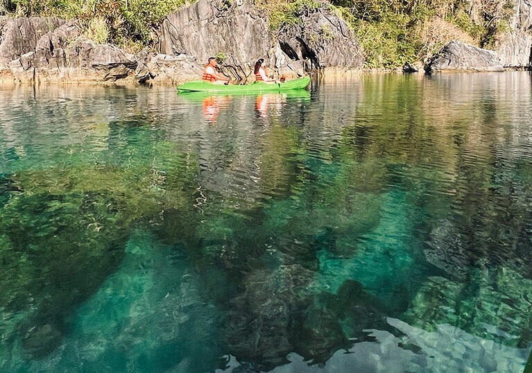 透き通ったラグーンの海中にはサンゴも見える。