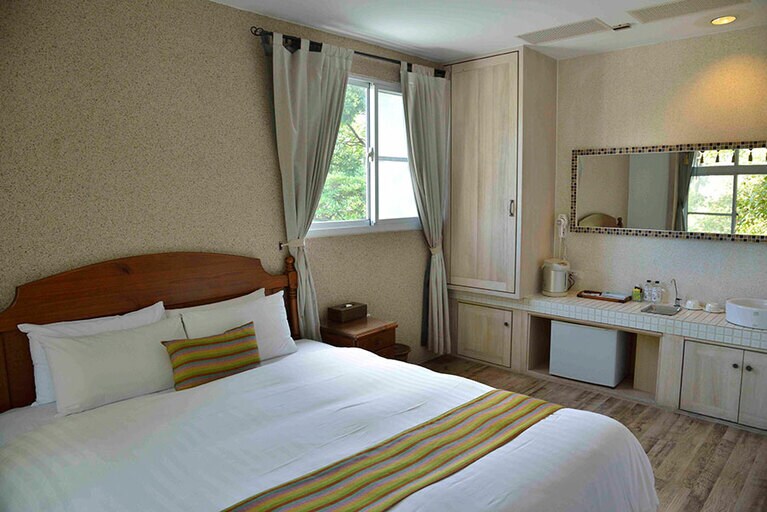 こちらは、2階建てスタイルのヴィラで、上階にテラスと客室、温泉は庭のような感じで専用の露天風呂になっている。