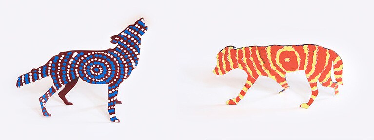 アボリジナルアートのメタル製の犬の置き物。一点一点、繊細な模様が手書きされている。各$50。