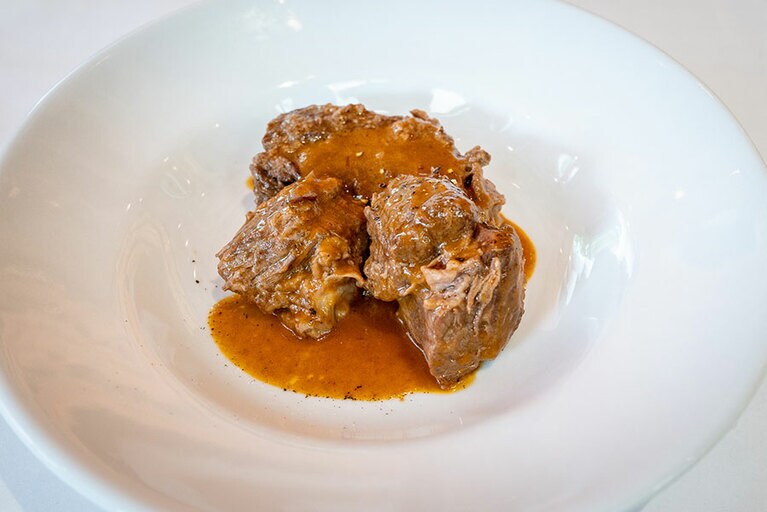 肉の旨味を堪能できる「牛肉の煮込み“スペッツァティーノ”」2,800円。