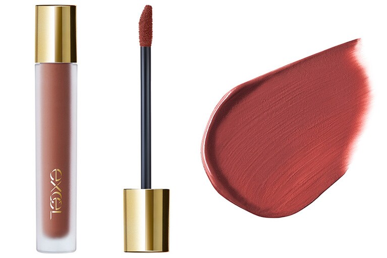 なめらかに伸びて唇にフィットする、クリーム状のリップ。粉っぽさのない“レア感マット”の仕上がりに。保湿成分としてハチミツ、ワセリン、アルガンオイルが配合され、唇の潤いも守ってくれる。色持ちもホントに優秀。エクセル リップベルベティスト、現在の人気No.1カラー、オレンジブラウンのLV05 ワイルドストーン 1,600円／常盤薬品工業