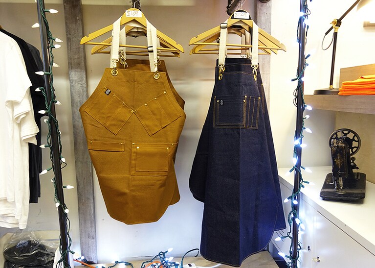 既成のエプロンもあり。左が各169カナダドル、右が各129カナダドル。