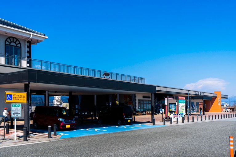 中央上に見えるのがウッドデッキテラス。