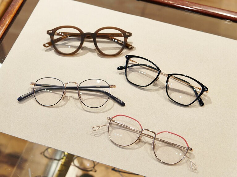 同じプラスチック素材でも、太めならカジュアル度がアップ。鮮やかなカラーは、繊細なメタルフレームで取り入れれば行き過ぎない印象に。