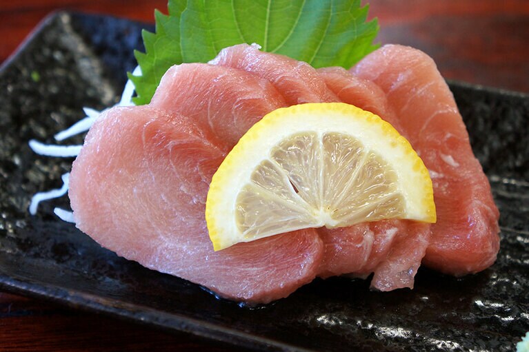 「まぐろ脳天刺」880円。