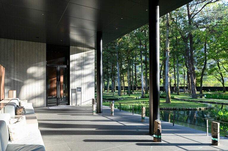 亜熱帯の樹々が生い茂るウォーターガーデンを眺めながら。