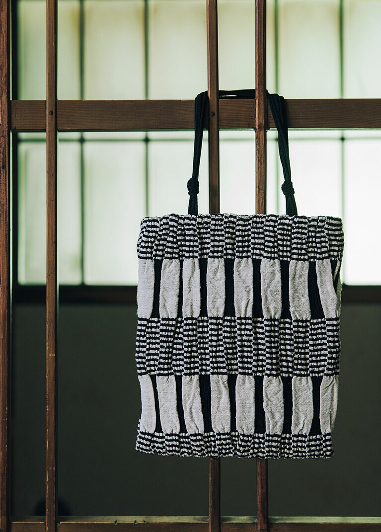 ［kibiso スウィングバッグ（風通 縞と筋）］W20×L25cm 16,500円／鶴岡シルク