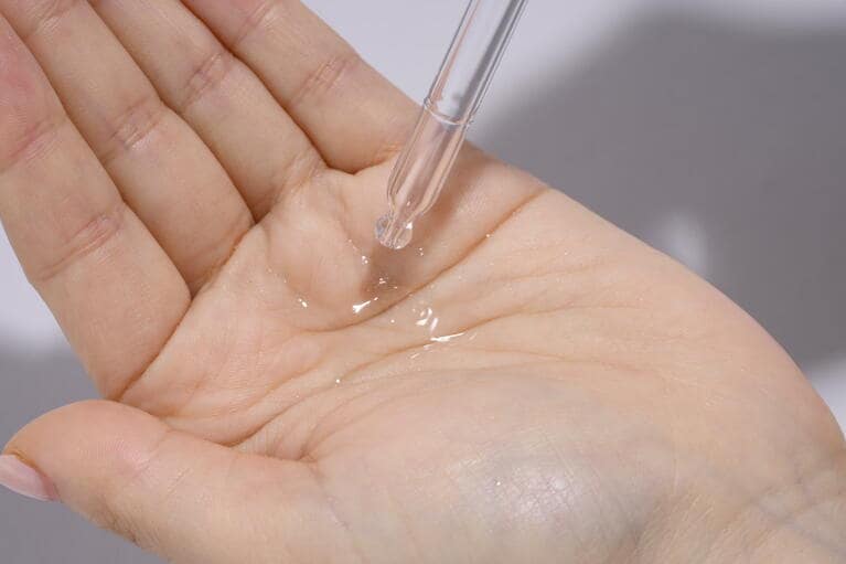 スポイトで手のひらに適量とり、指先でよくなじませながら肌にのばし、水かぬるま湯で洗い流す。