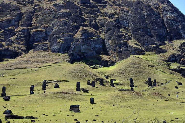人気の三大モアイ像スポットの筆頭は、「ラノ・ララク」でしょう。モアイ像が切り出された岩山で、あたりには造りかけや朽ちかけたものが、400体ほど散在しています。