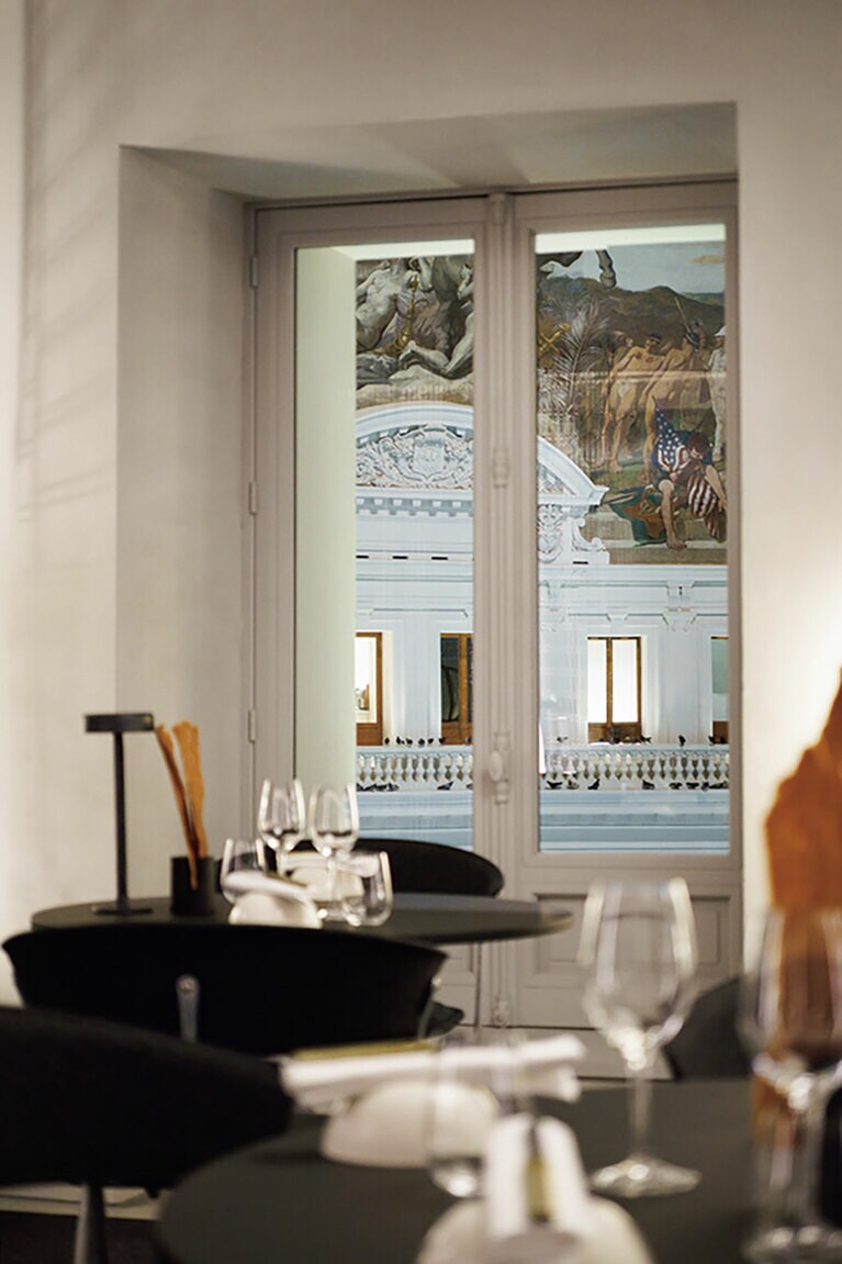 レストラン内には美術館の建築を眺める特等席も。