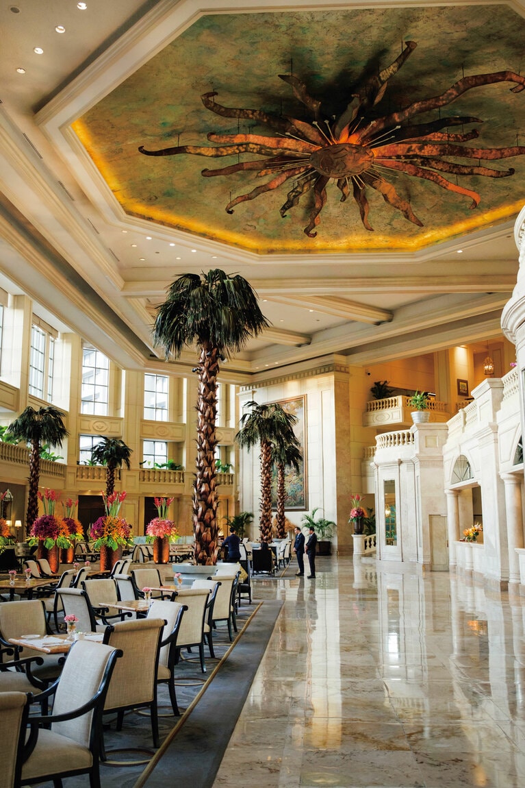 吹き抜けの高い天井から巨大な太陽の彫刻が見守るザ・ペニンシュラマニラの「ザ・ロビー」。