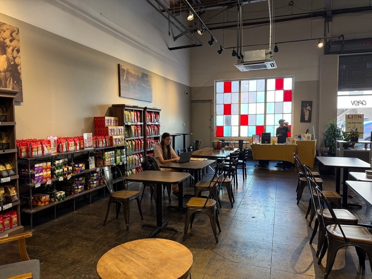 広々としたカフェでは、長くくつろぐ地元の人も見かけます。