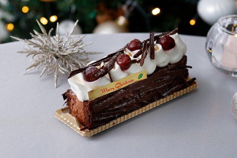 ウェスティンホテル東京「グリオットチェリー入りチョコレートケーキ」(5cm×15cm／3,300円)※アルコール使用。