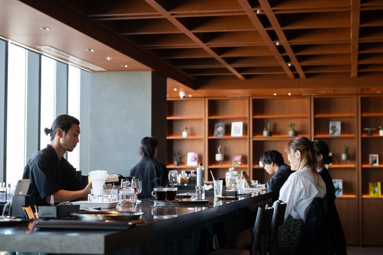 正面に眺望が広がるカウンター席のほか、テーブル席も用意。