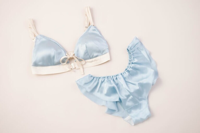 シルクバイカラーブラジャー＆フレアショーツ　ブラジャー 12,650円、ショーツ 4,400円／Puntoe