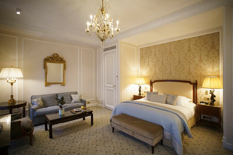 “デュプレッス”の下階のサロンだった空間は、現在は60号室に。調度品は、創業当時の趣を残す。