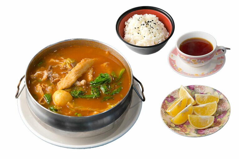 美味小火鍋 番茄鍋(牛肉) 200元。ブレンドコーヒーは お菓子付き。フルーツもついている。
