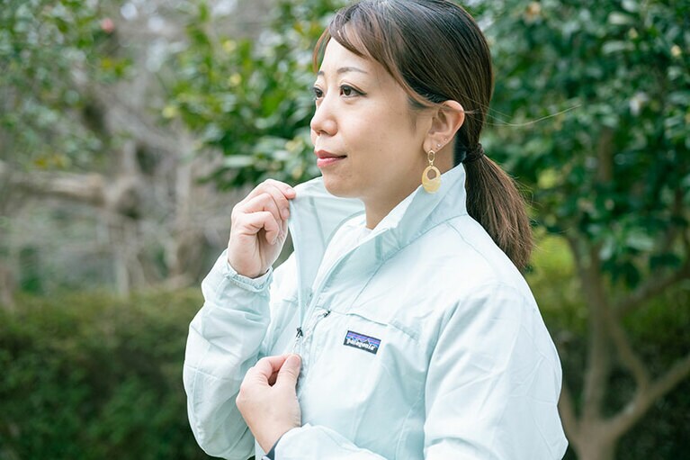 フロントのジッパーは深めに作られているので、着脱しやすい。冬場にはインナーとしても機能を発揮してくれるので、1年中活用できる。