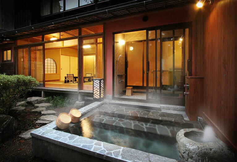 平成29年にリニューアルして誕生した別館 露天風呂付き客室「紅葉之間」。