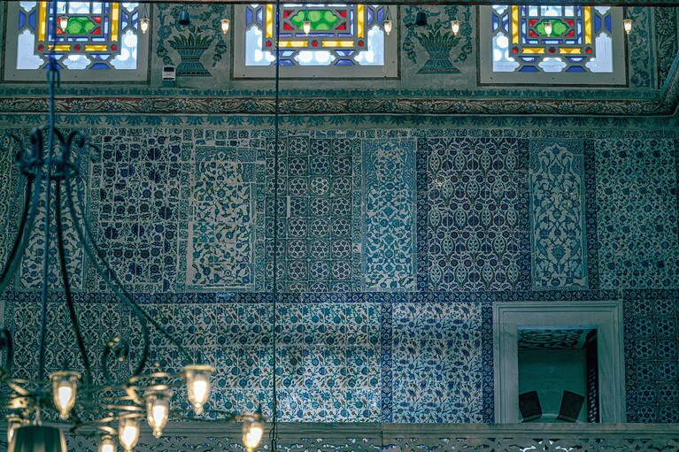 壁に敷き詰められた見事なイズニックタイル。修復を重ねながら美しさを維持している。