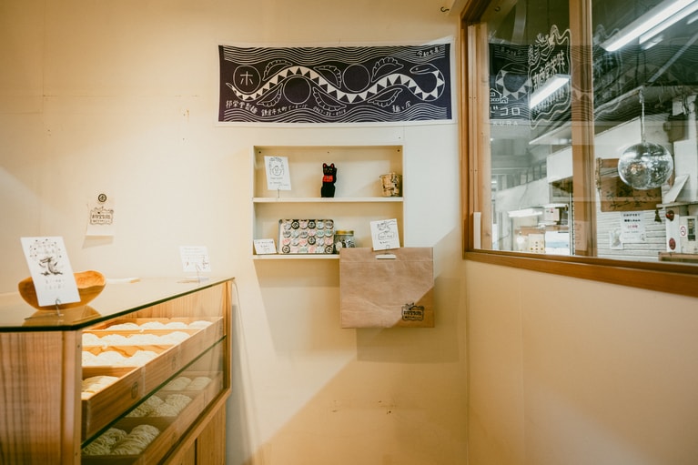 ショーケースには麺がずらり。棚にはオリジナルグッズが並ぶ。