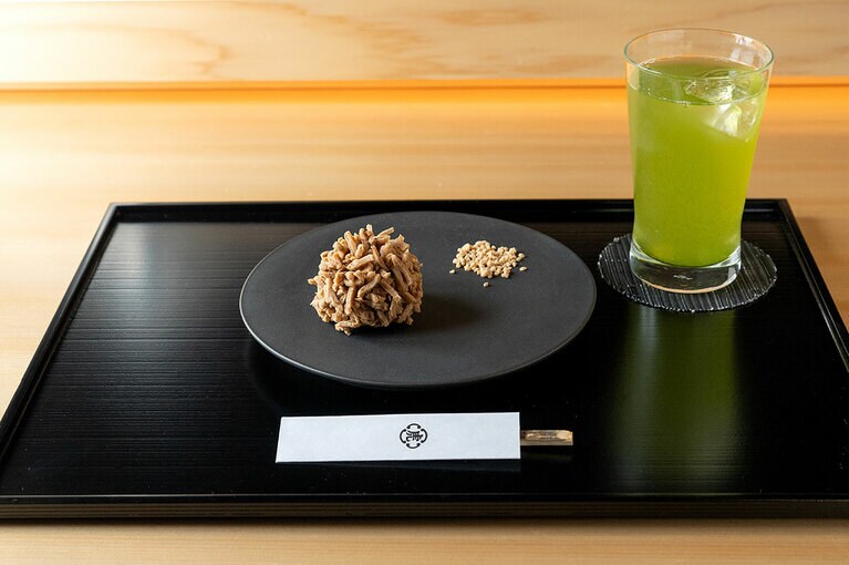 きんとん製「紅香織（こうこうおり）」。飲み物付き2,090円。5月中旬まで。