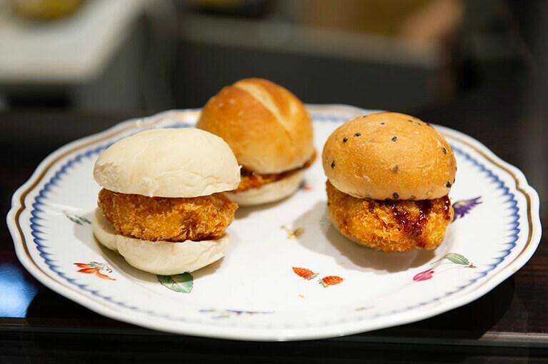 ミニとんかつバーガー、ミニえびシウマイメンチバーガー、シウマイメンチバーガー 各280円。