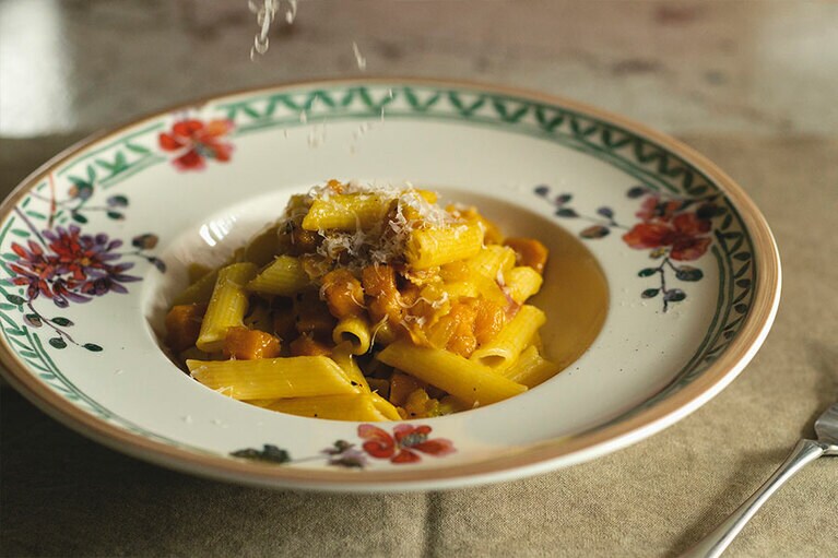 カボチャとパンチェッタのパスタ。仕上げにパルミジャーノをたっぷりかけて完成。