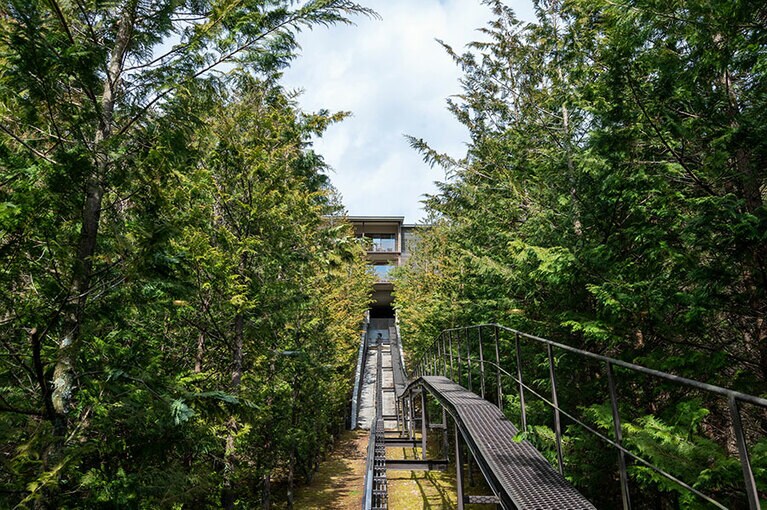 急斜面の先に見えてくるエントランスホール。