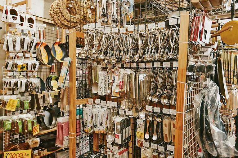 アイスクリームに関する商品がずらりと並んだ棚。「棚のテーマの作り方も面白い」と、ユニークなプレゼンテーションに見入る。