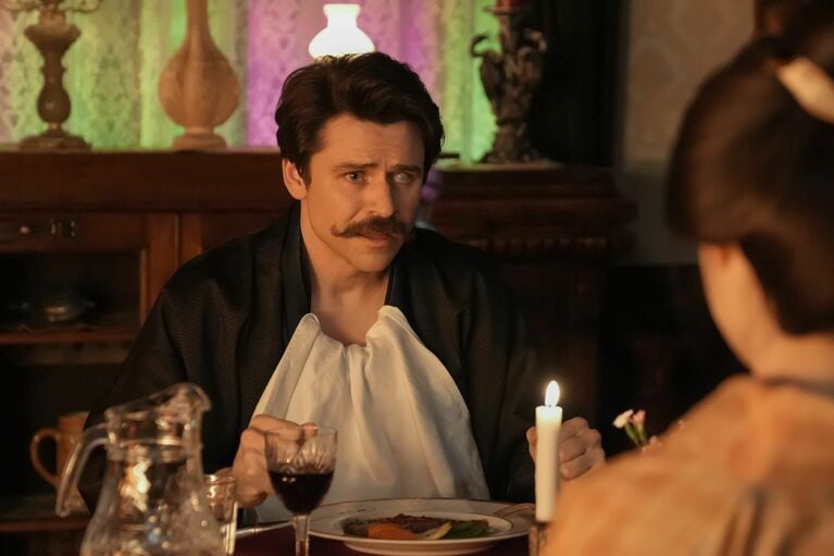 密かに山橋西洋料理店に通いつめ息抜きをしていたヘブンと、彼を問い詰めるトキ。小さな「優しい嘘」から、新婚夫婦にボタンのかけ違いが起こってしまった （C）NHK