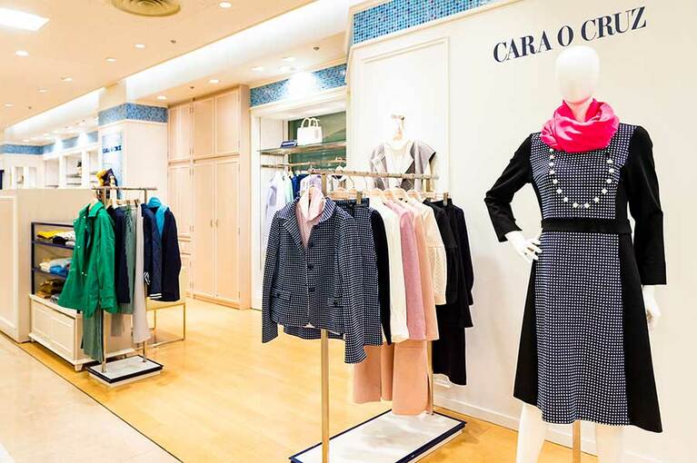 弾むような鮮やかな色合いのコーディネイトに心惹かれるキャラ・オ・クルス松坂屋上野店の店内。