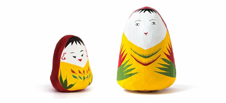〈ウッチリクブサー〉。左：豊永盛人さん作 900円、右：中村真理子さん作 3,077円。