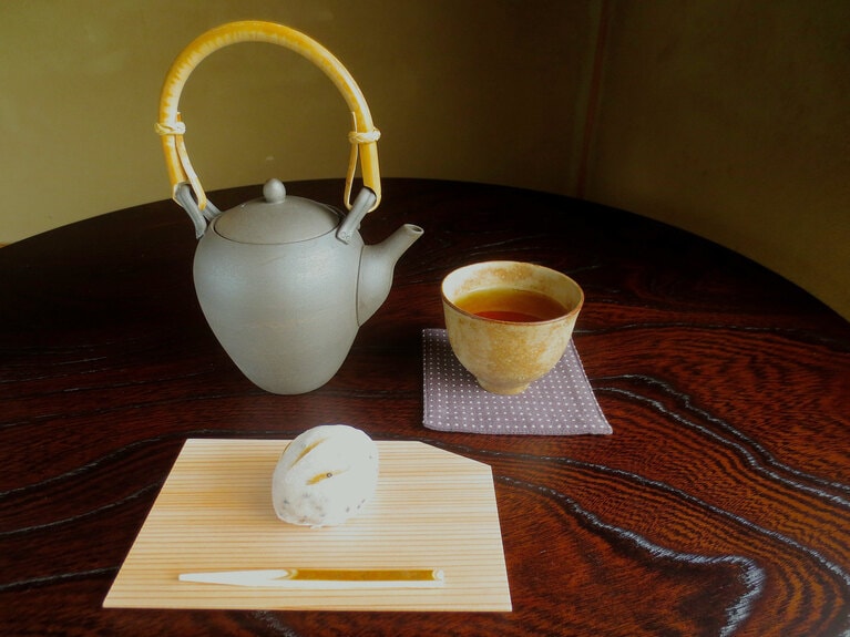 亥の子餅とほうじ茶。