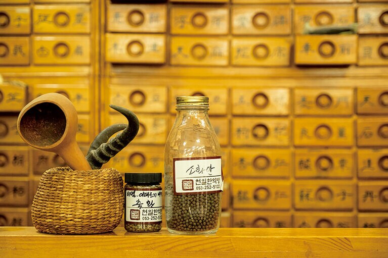 「天一韓薬房(チョニルハニャクバン)」の店内奥に鎮座する薬簞笥。粒状の韓方薬も扱う。