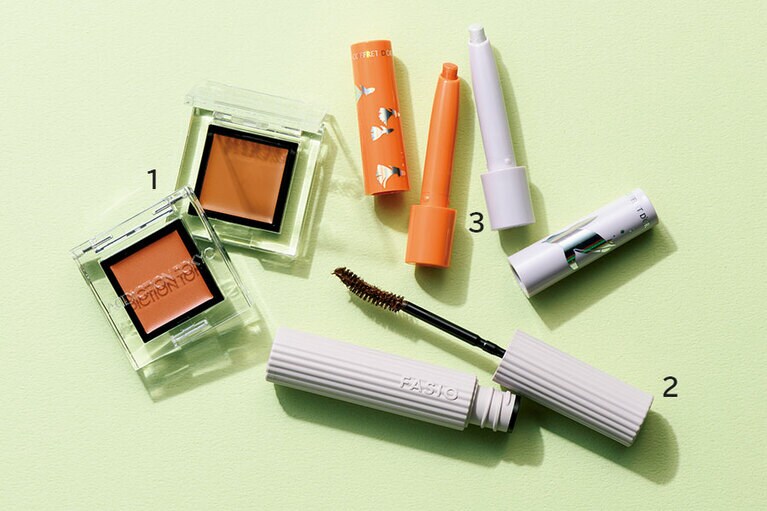 1：ザ アイシャドウ クリーム 左：105C  右：104C 各2,200円 (数量限定発売中)／アディクション ビューティ 
2：ファシオ パーマネントカール マスカラ F(ロング) 02 7g 1,320円《編集部調べ》／コーセー 
3：コフレドール アクアシャインミニシャドウ 左から：02、09 各0.4g 各1,320円《編集部調べ》(数量限定発売中)／カネボウ化粧品