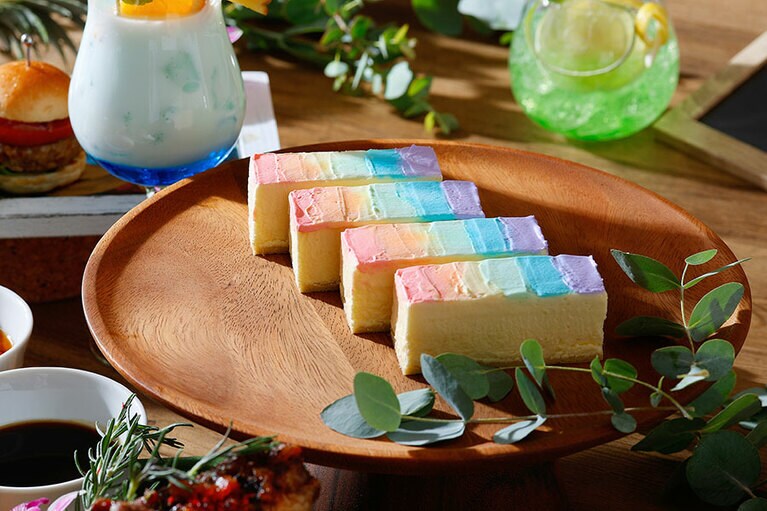 スイーツメニュー「レインボーチーズケーキ」。